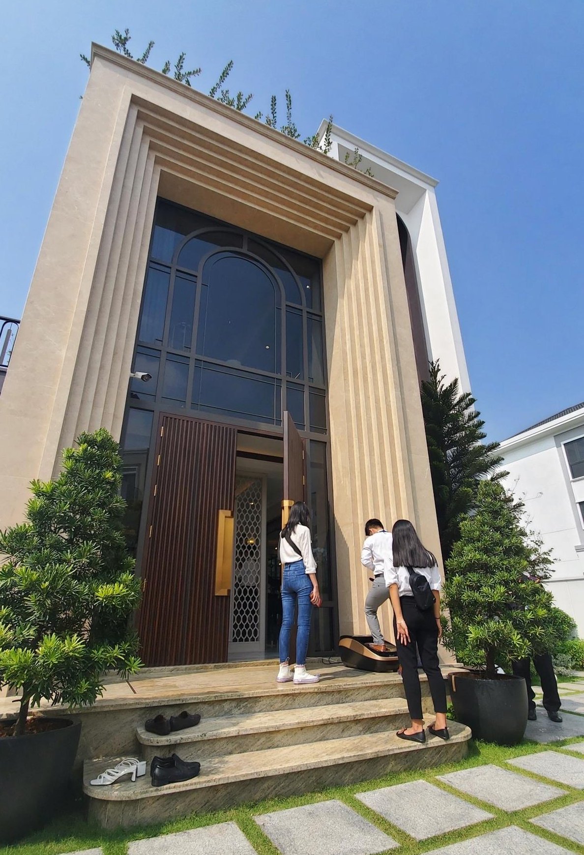 Hình ảnh thực tế Khách vào tham quan mẫu nhà biệt thự Aqua City