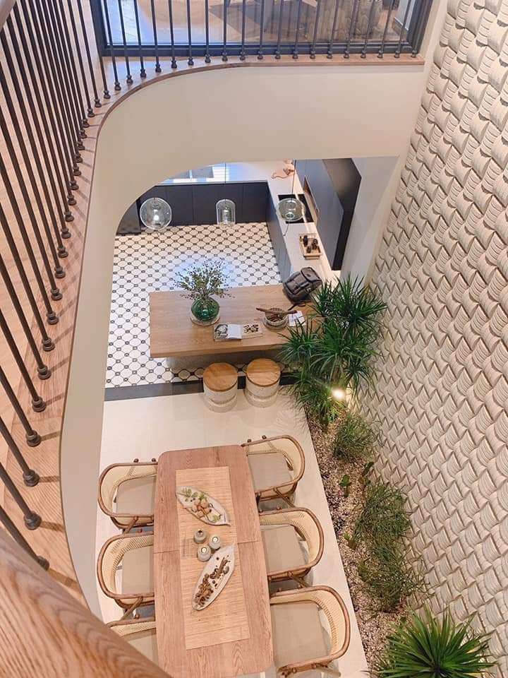 Khu vực bàn ăn tại nhà mẫu Aqua City được thiết kế đặt ngay dưới khu vực giếng trời , ánh sáng tự nhiên, được thiết kế tối ưu vào bên trong căn nhà một cách tinh tế