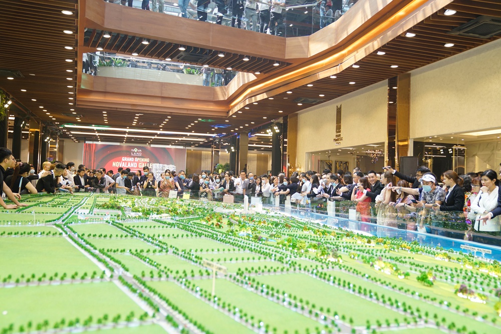 Khách hàng tham quan và tìm hiểu các dự án trong ngày khai trương Novaland Gallery