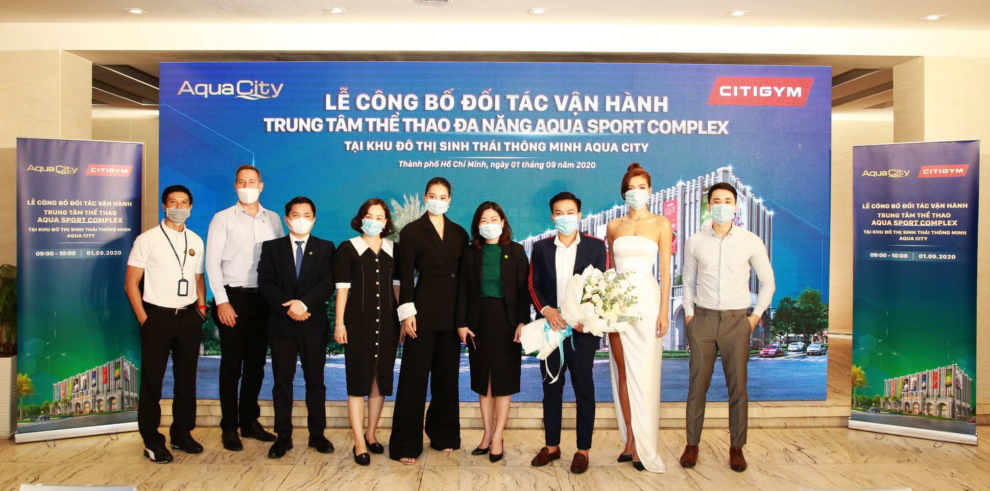 Sự kiện có sự hiện diện của Hoa hậu Việt Nam Trần Tiểu Vy (thứ năm từ trái sang) và siêu mẫu Minh Tú (váy trắng) trong vai trò Đại sứ thương hiệu của Citigym